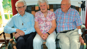 De gauche à droite: Luc (102 ans), Paulette (100) et Pierre (104) sont frères et sœur. Les deux premiers habitent ensemble, mais ils retrouvent toujours avec beaucoup de plaisir leur aîné aux réunions de famille.