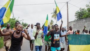 Des personnes célèbrent leur soutien aux putschistes dans une rue de Port-Gentil, au Gabon, le 30 août 2023.