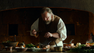 Grégory Gadebois incarne le personnage de Pierre Manceron, l’homme qui créa le premier restaurant.