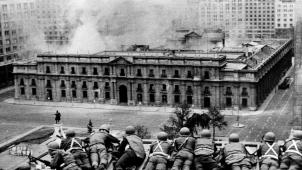 Des troupes de l’armée chilienne positionnées sur un toit tirent sur le palais présidentiel de La Moneda le 11 septembre 1973 à Santiago, lors du coup d’État militaire mené par le général Augusto Pinochet. Refusant de se rendre, le président Salvador Allende s’est donné la mort dans le palais.
