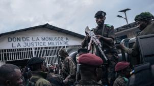 Des soldats escortant les six membres de la garde républicaine, accusés de crimes contre l’humanité et de violation des ordres à la suite du massacre de 50 fidèles dans une église de Goma.