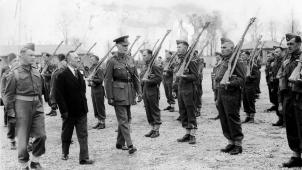 Le ministre belge des Finances, Camille Gutt, visite les «Free Belgian Forces» à Tenby en 1942.