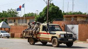Dimanche soir, le président français a décidé le départ des militaires français stationnés au Niger ainsi que celui de l’ambassadeur demeuré cantonné dans son ambassade dans des conditions de plus en plus difficiles.