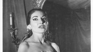 Maria Callas dans sa loge, avant son gala à La Monnaie de Bruxelles, le 14 juillet 1959.