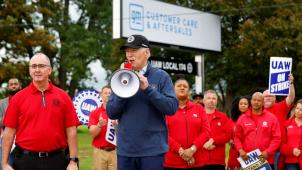 Joe Biden a rendu visite aux travailleurs de General Motors et leurs représentants syndicaux de l’UAW à Belleville (Michigan), le 26 septembre dernier.