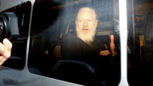 Julian Assange, lors de son arrestation par la police britannique à Londres, en avril 2019.