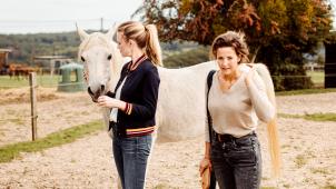 En tant que responsable du Refuge du Marais, Laura Noël fait tout son possible pour venir en aide aux chevaux en difficulté.