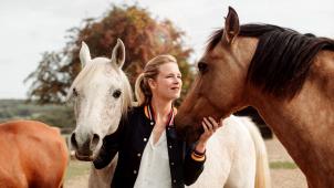 Sophie Pendeville a passé un moment privilégié auprès de ces chevaux maltraités ou saisis, réunis au Refuge du Marais.