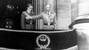 Le 17 juillet 1951, au lendemain de son abdication, le roi Leopold III présente son successeur, le roi Baudouin, qui vient d’être intronisé, à la foule du haut du balcon du Palais royal de Bruxelles.