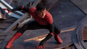 Spider-Man (Tom Holland) doit désormais vivre avec le fait que son identité a été révélée.