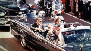 John Kennedy et son épouse Jackie dans la limousine découverte sur Dealey Plaza, à Dallas, quelques secondes avant l’assassinat le 22 novembre 1963.
