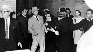 Le 24 novembre 1963, Lee Harvey Oswald, le principal suspect, est abattu à son tour.