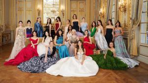 Les 21 débutantes ont posé pour la traditionnelle photo de groupe en robe haute couture.