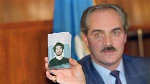 André Tessier, chef de la division du crime contre la personne, tient une photo du tueur, Marc Lépine.