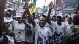 Des partisans du président sortant Félix Tshisekedi dansent sous la pluie avant son arrivée à un meeting de campagne à Goma, capitale de la province du Nord-Kivu, dans l’est de la République démocratique du Congo, le 10 décembre 2023.