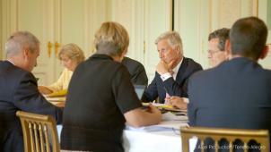 Très régulièrement, au Palais royal, le Roi tient des réunions avec ses plus proches collaborateurs.