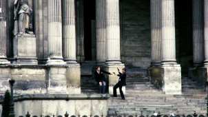Scène hallucinante au Palais de justice de Nantes:Georges Courtois quitte l’édifice tirant des coups de feu, enchaîné au président de la cour d