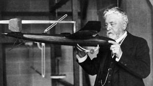 Gustave Eiffel réalise une maquette d’avion dans son laboratoire de recherche.