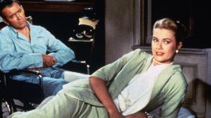 James Stewart et Grace Kelly, figures emblématiques de ce film qui maintient la tension jusqu’à la fin.
