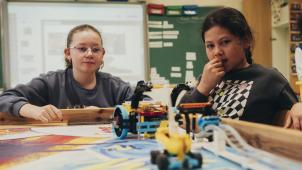 Avec trois robots Lego qu’ils ont construits eux-mêmes, les élèves apprennent les bases de la programmation et de la robotique.
