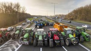 Les agriculteurs bloquent le ring de Bruxelles à hauteur de Ruisbroek le 29 janvier. Plus aucun véhicule ne peut passer.