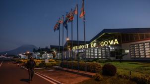 Plusieurs sources assurent que deux avions de chasse Sukhoy ont été touchés à l’aéroport de Goma par des tirs dirigés depuis la frontière rwandaise voisine.