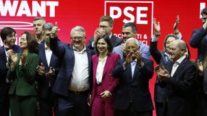 Les sociaux-démocrates agitent le spectre d’un « alignement » de leurs concurrents traditionnellement proeuropéens « sur l’extrême droite ».
