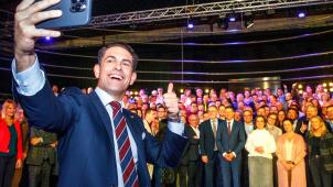 Dimanche, lors d’un meeting à Zellik, le président du Vlaams Belang, Tom Van Grieken, a dévoilé le slogan choisi par son parti d’extrême droite pour la campagne : « Vlaanderen weer van ons » (La Flandre à nouveau à nous).