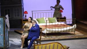 A l’Opéra de Liège, Falstaff (Pietro Spagnoli) en pleine scène de séduction d’Alice Ford (Carolina López Moreno)