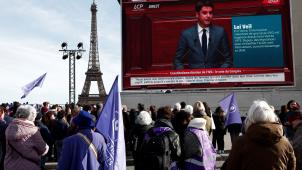 Les Français se sont rassemblés lundi à Paris alors que le Premier ministre donnait un discours devant l’Assemblée nationale lors de l’inscription de l’IVG dans la Constitution.