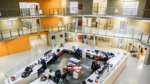 A Marche-en-Famenne, la prison qui a ouvert en 2013 paye, chaque mois, 359,9 euros par 100 m² pour l’énergie. Soit la facture la plus lourde du pays.