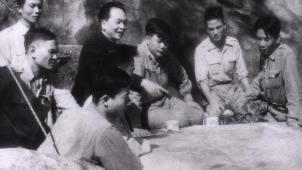 Le général Vo Nguyen Giap explique des plans d’opération à ses assistants à côté d’une carte militaire dans son PC à Diên Biên Phu.