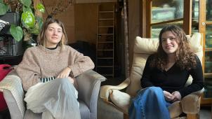 Lucie (23 ans) et Vavu (25 ans), deux féministes engagées nous reçoivent chez Zelle, une maison des jeunes à Louvain-la-Neuve.