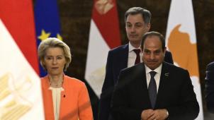 La présidente de la Commission européenne Ursula von der Leyen et le Premier ministre Alexander De Croo, notamment, aux côtés du maréchal al-Sissi.