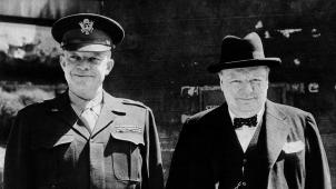 Il a été l’un des plus grands, il a rencontré les plus grands, unis dans la lutte contre la barbarie nazie. À gauche avec de Gaulle, qui l’a nommé «Compagnon de la Libération», et ci-dessus avec le Premier ministre britannique Winston Churchillle 18 mai 1945.