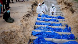 Des personnes enterrent des Palestiniens après que leurs corps ont été libérés par Israël, selon des responsables du ministère palestinien de la Santé.