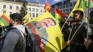 Ce lundi 25 mars, des échauffourées ont eu lieu alors que des manifestants kurdes s’étaient réunis place du Luxembourg à Bruxelles. On en voit ici brandissant le portrait d’Abdullah Öcalan, le chef du PKK, le mouvement armé kurde emprisonné en Turquie.