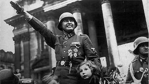 Août 1941, il parade devant la Bourse de Bruxelles.