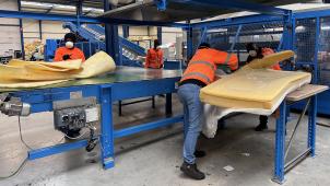On estime que 40 millions de matelas sont jetés chaque année en Europe. Quinze pourcents d’entre eux seulement sont recyclés, comme ici dans l’usine RetourMatrass, l’un des leaders européens du secteur.