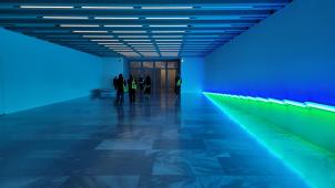 Une installation permanente de Dan Flavin accompagne les visiteurs dans le tunnel reliant les deux ailes du Kunstmuseum.