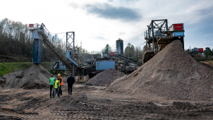Chez Recynam à Namur, on concasse des déchets de matériaux de construction pour produire un sable recyclé.
