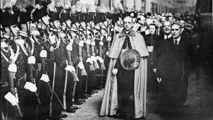Pie XII fut un pape très marqué par le traditionalisme pontifical du XIXᵉ siècle.