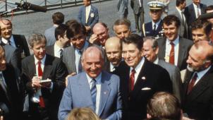 Le 31 mai 1988, Ronald Reagan et Mikhaïl Gorbatchev se baladaient comme de vieux amis sur la Place Rouge…
