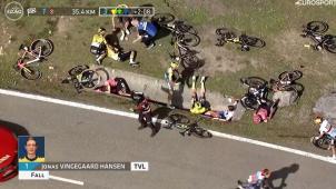 Image de désolation à 35,4 kilomètres de l’arrivée. Outre les favoris du Tour de France, de nombreux autres coureurs se sont retrouvés au sol.