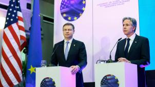 Le secrétaire d’Etat américain Antony Blinken (à droite) et le vice-président exécutif de la Commission européenne Valdis Dombrovskis ce vendredi à Louvain.