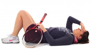 Tennis | Jeune femme et tennis sur fond blanc 12/01/2012