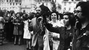 Le 25 avril 1974, dans les rues de Lisbonne, la foule, spontanément, offre des fleurs de saison aux soldats : en une journée, la révolution des œillets a fait basculer le Portugal.