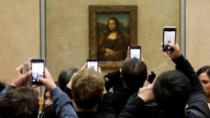 Aujourd’hui, dans la salle des Etats, c’est à peine si on distingue encore le sourire de Mona Lisa.