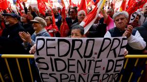 Douze mille militants socialistes ou de gauche se sont rassemblés devant le siège du Parti socialiste ouvrier espagnol (PSOE) à Madrid afin d’apporter leur soutien au Premier ministre espagnol.