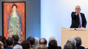 Le « Portrait de Mademoiselle Lieser » de Gustav Klimt, un tableau disparu qui a refait surface et a été adjugé 30 millions d’euros mercredi à Vienne.